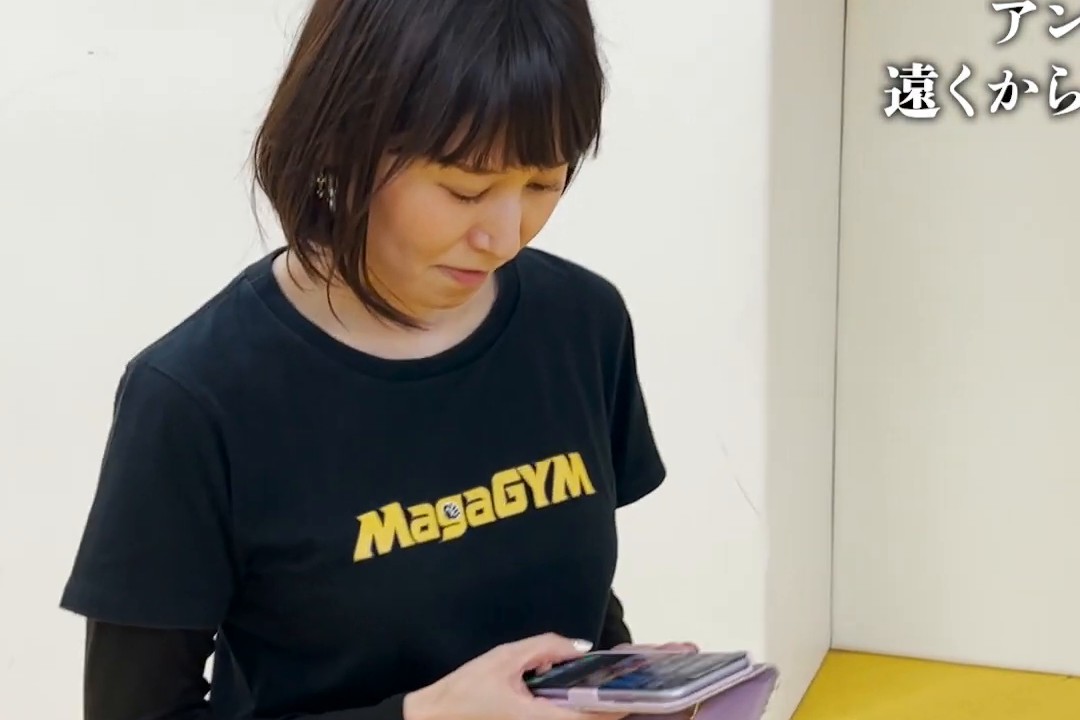 スマホを見ながら歩くと下を向いて周りが見えなくなる例