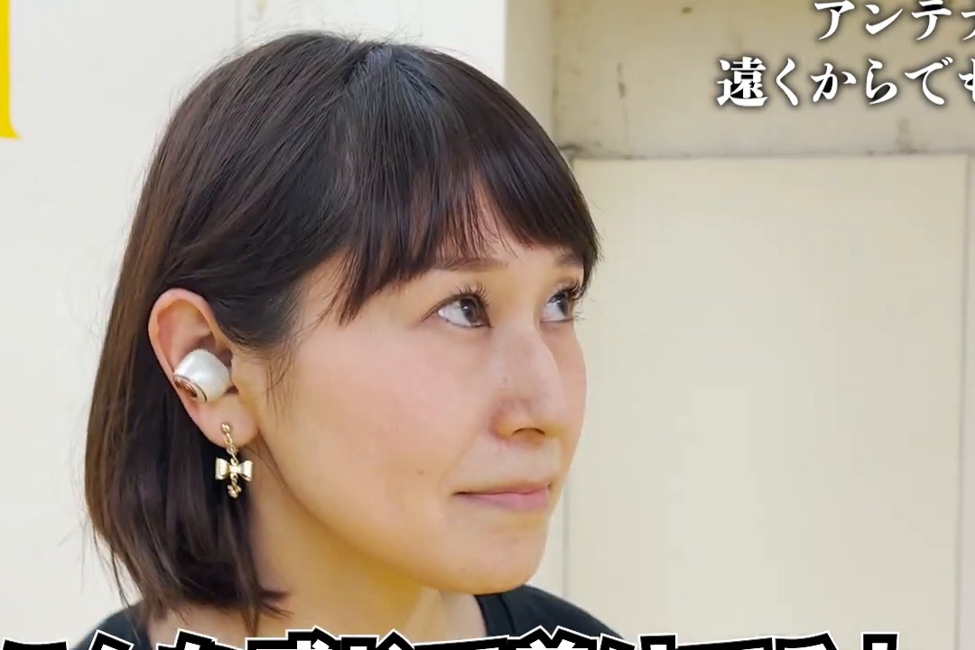 イヤホンを着けて歩くと周囲の音に気づけなくなる例