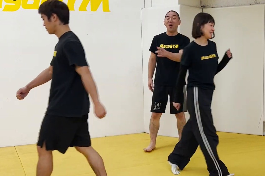 向かってくる相手を半身でかわしてすれ違う実演
