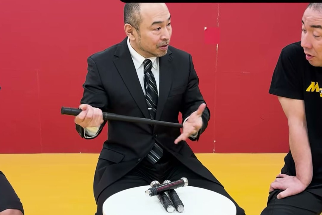 ボタンを押して伸ばすタイプの特殊警棒