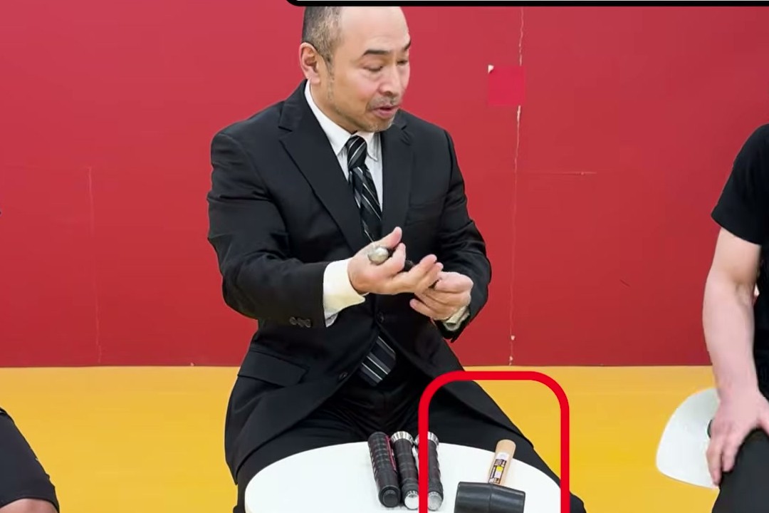 振り出し式の警棒を戻すために用意されたゴムハンマー