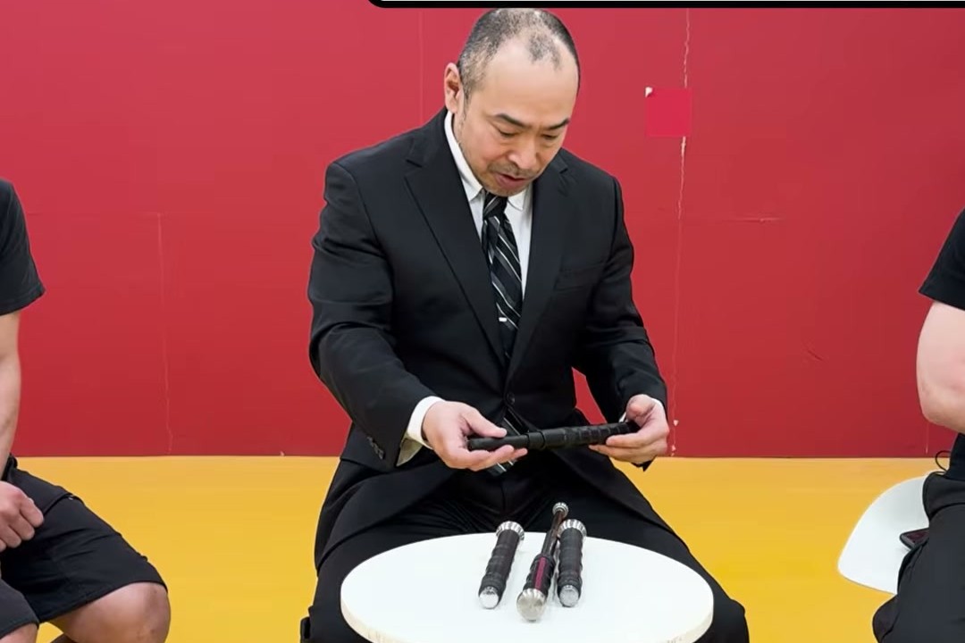 ドイツBONOWI製の特殊警棒。実物を手に取って重さを確かめる