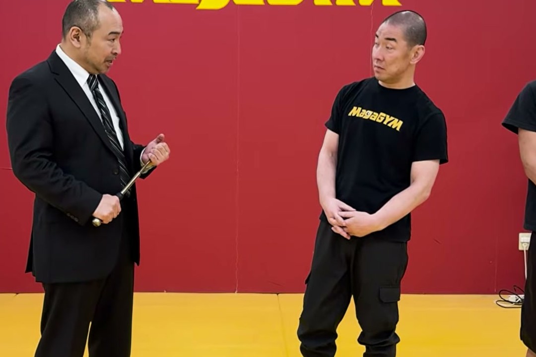 警棒に決まった構えはないと説明するボディガードの加藤氏