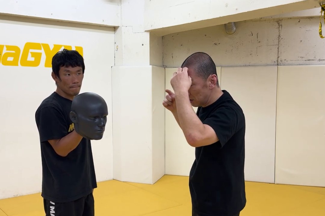 横に打つ場合はこめかみを避け、少し前髪寄りの位置で当てる