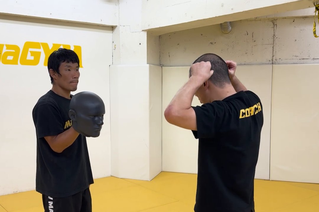 後ろに打つ場合は同じラインの後頭部側で当てる