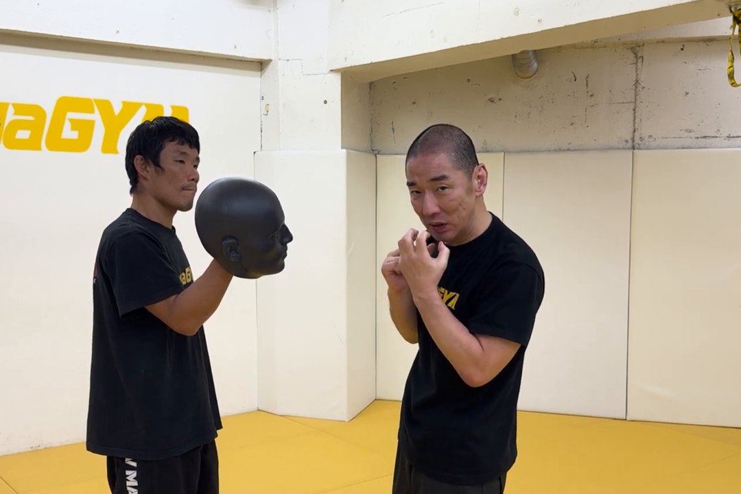 口を閉じて歯と歯を合わせる。舌を噛まないため