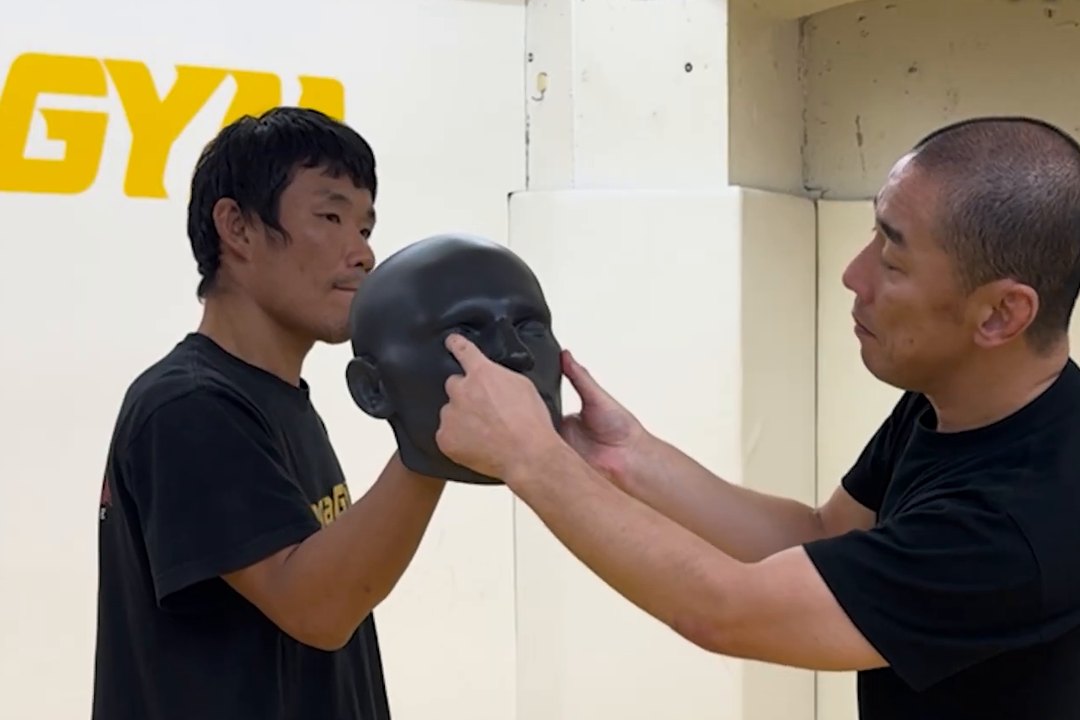 狙うのは相手の目と鼻