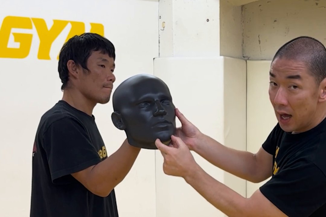 そして顎。横からなら顎またはこめかみ