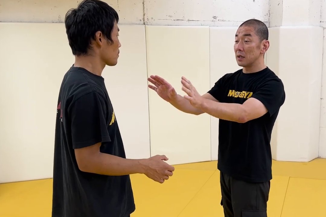 この距離を保てば、相手が頭突きをしようとしても届かない