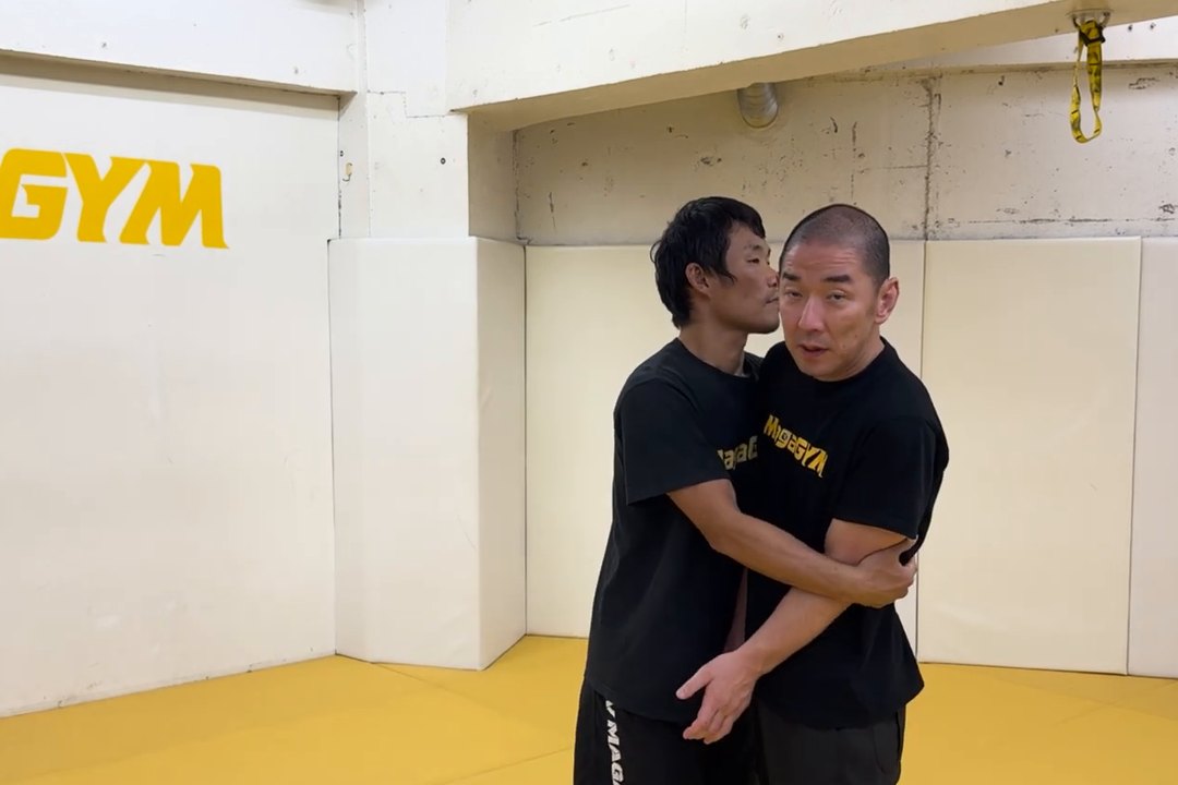 抱きつかれて手が使えない時に頭突きは有効