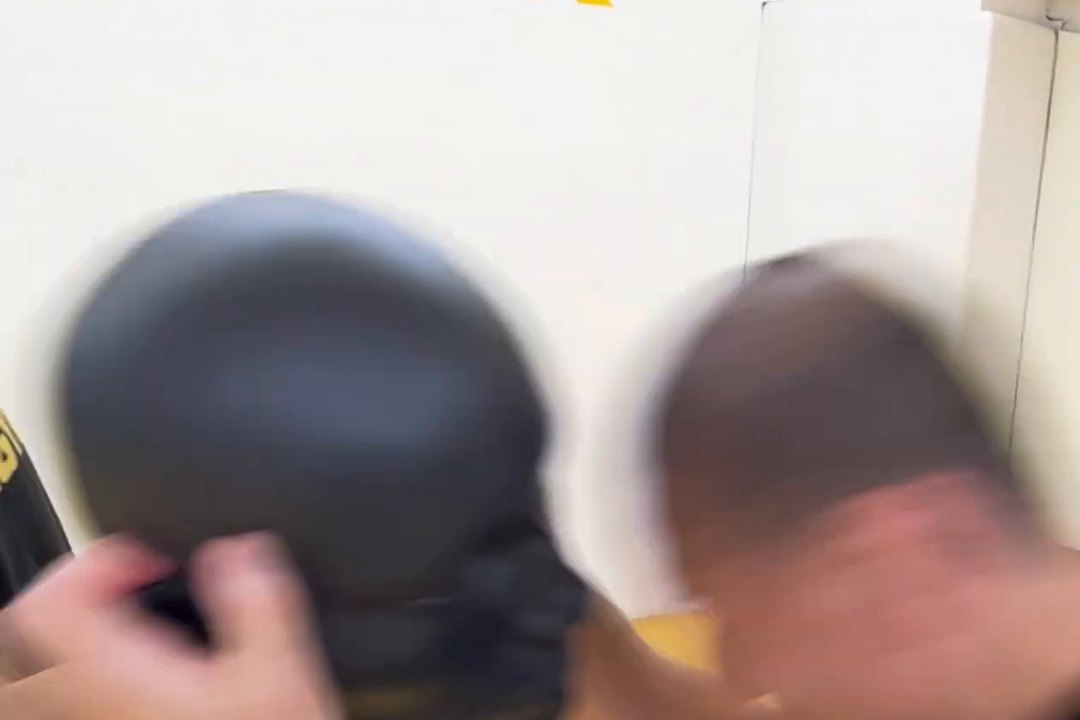 顔の高さを合わせてからヘッドバット。当たる瞬間