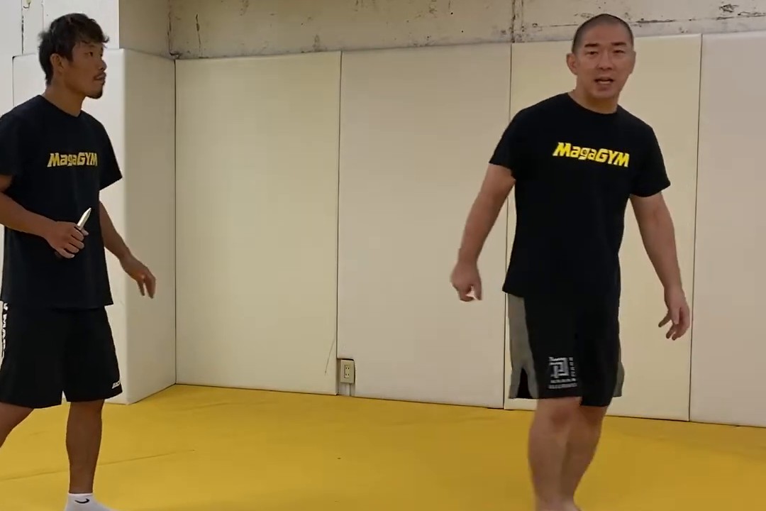 相手を見ながら距離を取り、そこから逃げる