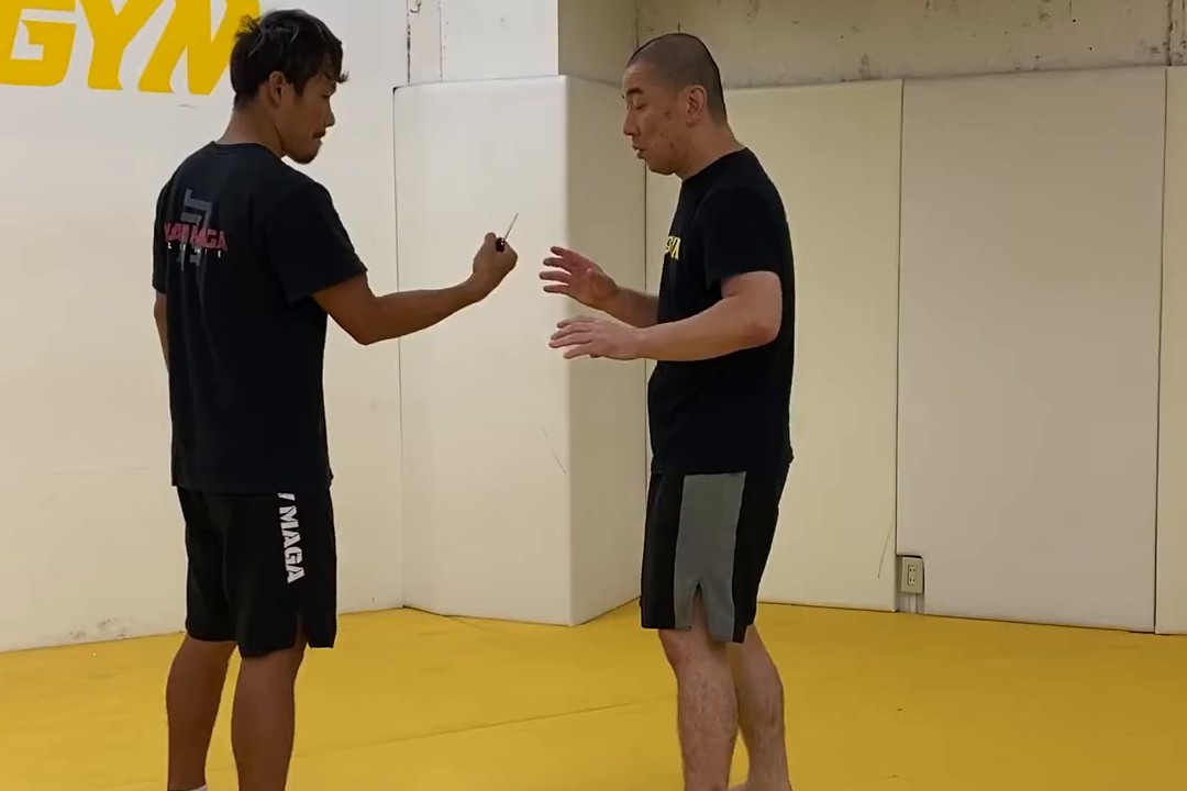相手の手首と手の甲を同時に掴む