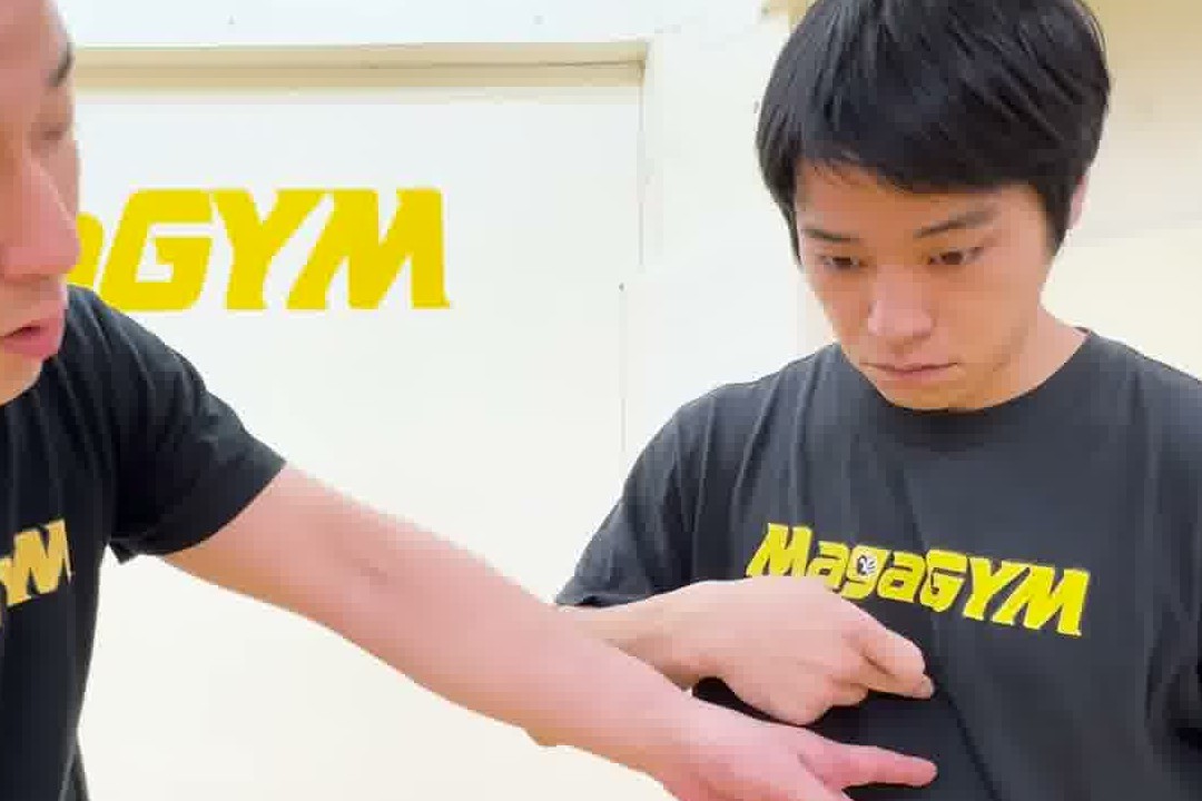 肋骨の中央付近、みぞおちの位置を指し示すところ