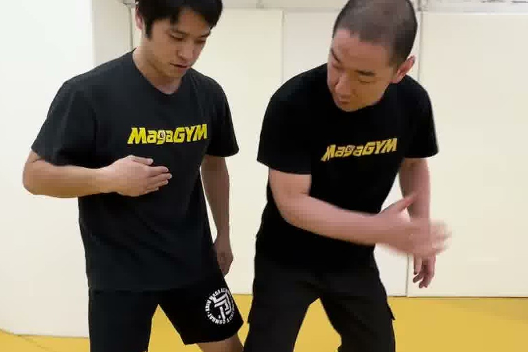 後ろから抱きつかれた状況への対処例を実演するところ